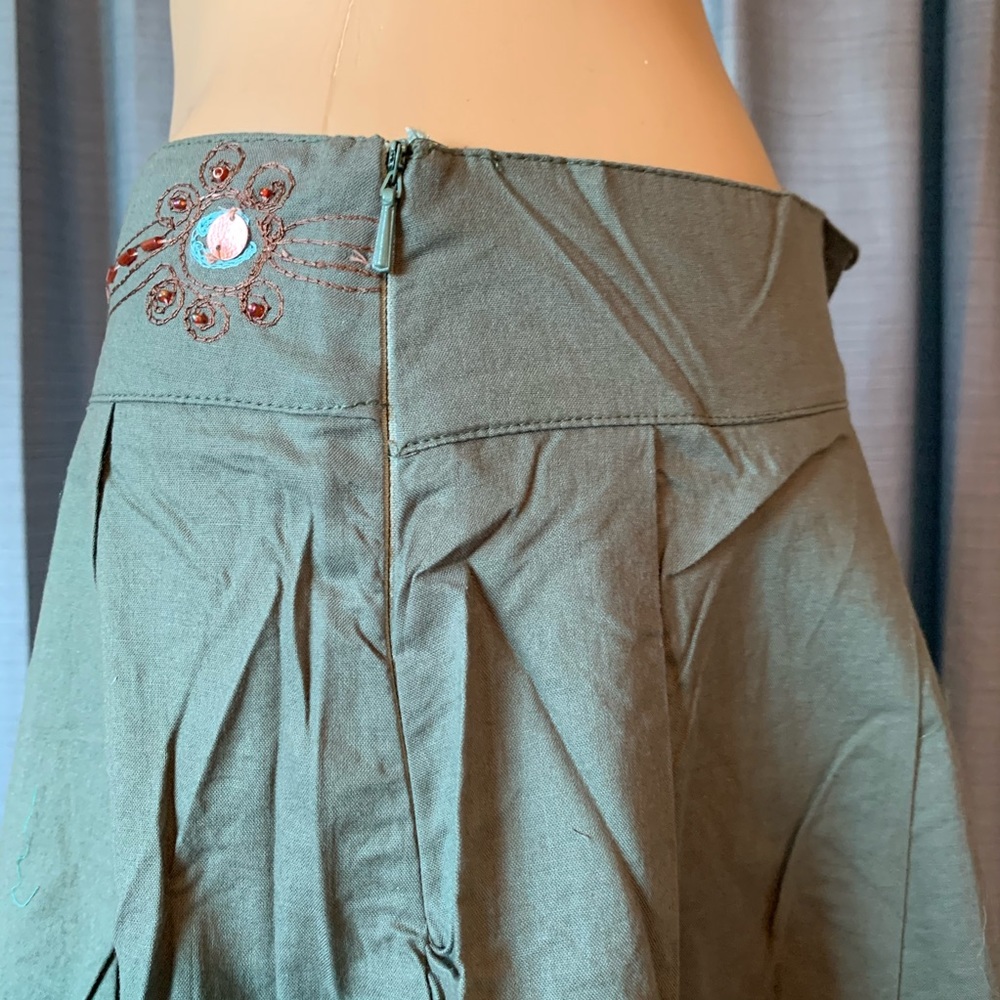 Embroidered pleated skirt - Picture 3 of 8